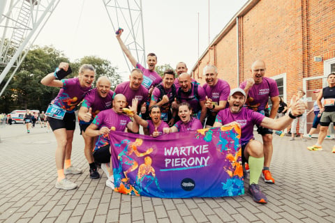 Rekordowa liczba biegaczy uczestniczyła w 11. PKO Nocnym Wrocław Półmaratonie. Nie wszyscy dobiegli do mety! [ZDJĘCIA] - 32