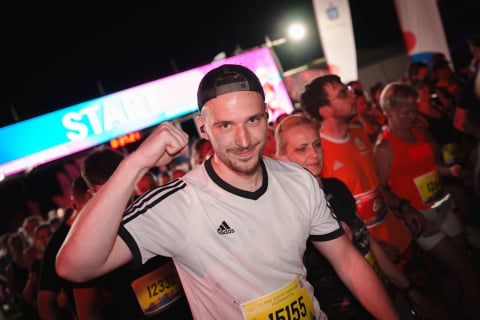 Rekordowa liczba biegaczy uczestniczyła w 11. PKO Nocnym Wrocław Półmaratonie. Nie wszyscy dobiegli do mety! [ZDJĘCIA] - 35