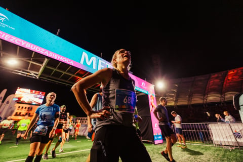 Rekordowa liczba biegaczy uczestniczyła w 11. PKO Nocnym Wrocław Półmaratonie. Nie wszyscy dobiegli do mety! [ZDJĘCIA] - 37