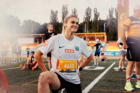 Rekordowa liczba biegaczy uczestniczyła w 11. PKO Nocnym Wrocław Półmaratonie. Nie wszyscy dobiegli do mety! [ZDJĘCIA] - 43