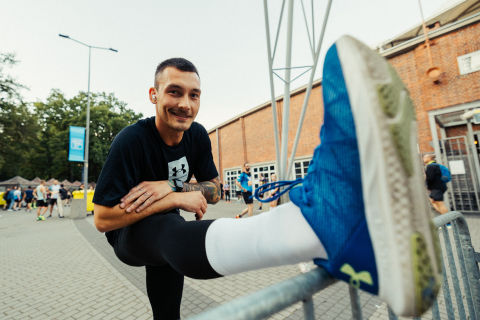 Rekordowa liczba biegaczy uczestniczyła w 11. PKO Nocnym Wrocław Półmaratonie. Nie wszyscy dobiegli do mety! [ZDJĘCIA] - 44