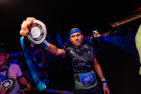 Rekordowa liczba biegaczy uczestniczyła w 11. PKO Nocnym Wrocław Półmaratonie. Nie wszyscy dobiegli do mety! [ZDJĘCIA] - 45