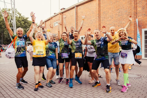 Rekordowa liczba biegaczy uczestniczyła w 11. PKO Nocnym Wrocław Półmaratonie. Nie wszyscy dobiegli do mety! [ZDJĘCIA] - 46