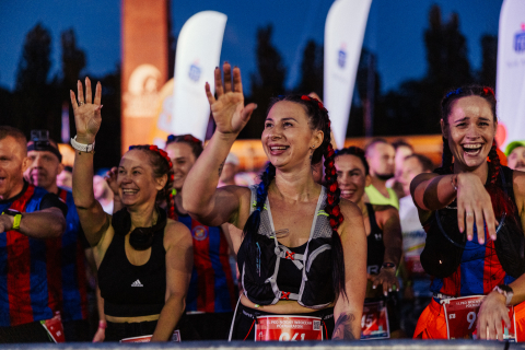 Rekordowa liczba biegaczy uczestniczyła w 11. PKO Nocnym Wrocław Półmaratonie. Nie wszyscy dobiegli do mety! [ZDJĘCIA] - 7