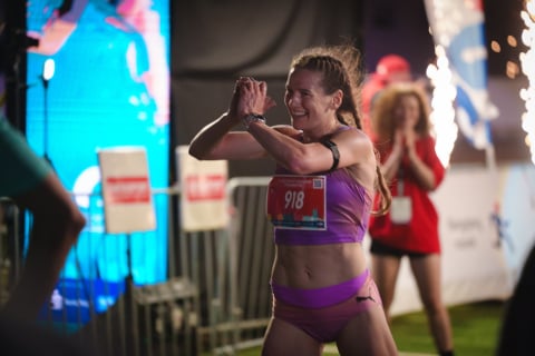 Rekordowa liczba biegaczy uczestniczyła w 11. PKO Nocnym Wrocław Półmaratonie. Nie wszyscy dobiegli do mety! [ZDJĘCIA] - 8
