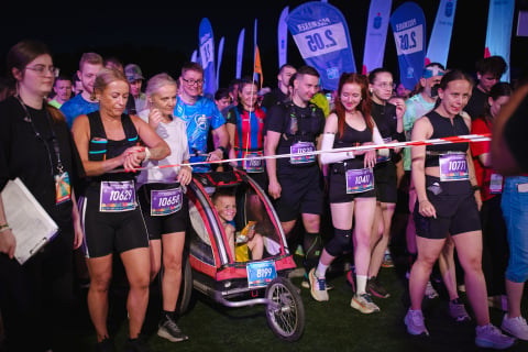 Rekordowa liczba biegaczy uczestniczyła w 11. PKO Nocnym Wrocław Półmaratonie. Nie wszyscy dobiegli do mety! [ZDJĘCIA] - 9