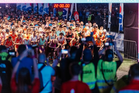 Rekordowa liczba biegaczy uczestniczyła w 11. PKO Nocnym Wrocław Półmaratonie. Nie wszyscy dobiegli do mety! [ZDJĘCIA] - 13