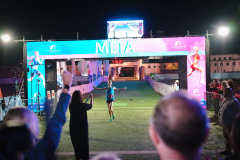 Rekordowa liczba biegaczy uczestniczyła w 11. PKO Nocnym Wrocław Półmaratonie. Nie wszyscy dobiegli do mety! [ZDJĘCIA] - 14