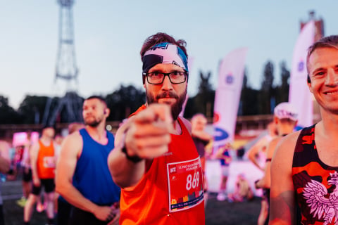Rekordowa liczba biegaczy uczestniczyła w 11. PKO Nocnym Wrocław Półmaratonie. Nie wszyscy dobiegli do mety! [ZDJĘCIA] - 1