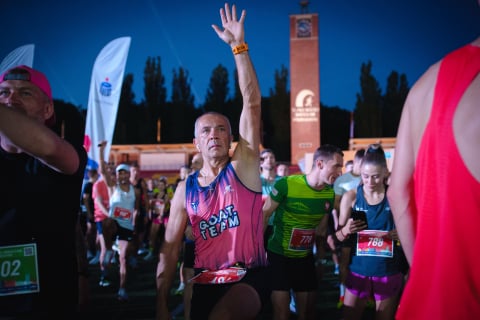 Rekordowa liczba biegaczy uczestniczyła w 11. PKO Nocnym Wrocław Półmaratonie. Nie wszyscy dobiegli do mety! [ZDJĘCIA] - 2