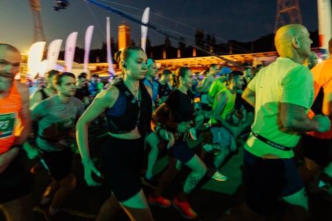 Rekordowa liczba biegaczy uczestniczyła w 11. PKO Nocnym Wrocław Półmaratonie. Nie wszyscy dobiegli do mety! [ZDJĘCIA] - 5