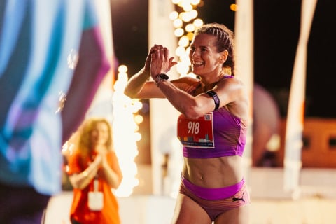 Rekordowa liczba biegaczy uczestniczyła w 11. PKO Nocnym Wrocław Półmaratonie. Nie wszyscy dobiegli do mety! [ZDJĘCIA] - 6