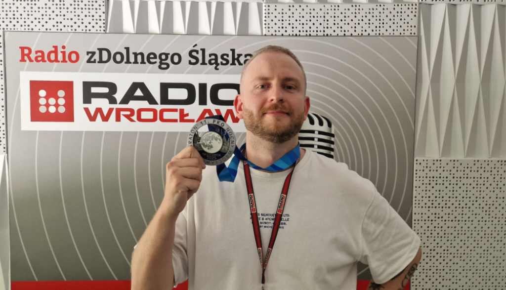 Biegaj z Radiem Wrocław: Mateusz Florczyk - Mateusz Florczyk po raz pierwszy pokonał Nocnego Półmaratonu we Wrocławiu - fot. Piotr Pietraszek