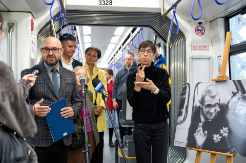 Tramwaj im. Stanisława Dróżdża wyjechał na ulice. Każdy mieszkaniec Wrocławia zna prace artysty [ZDJĘCIA] - 1