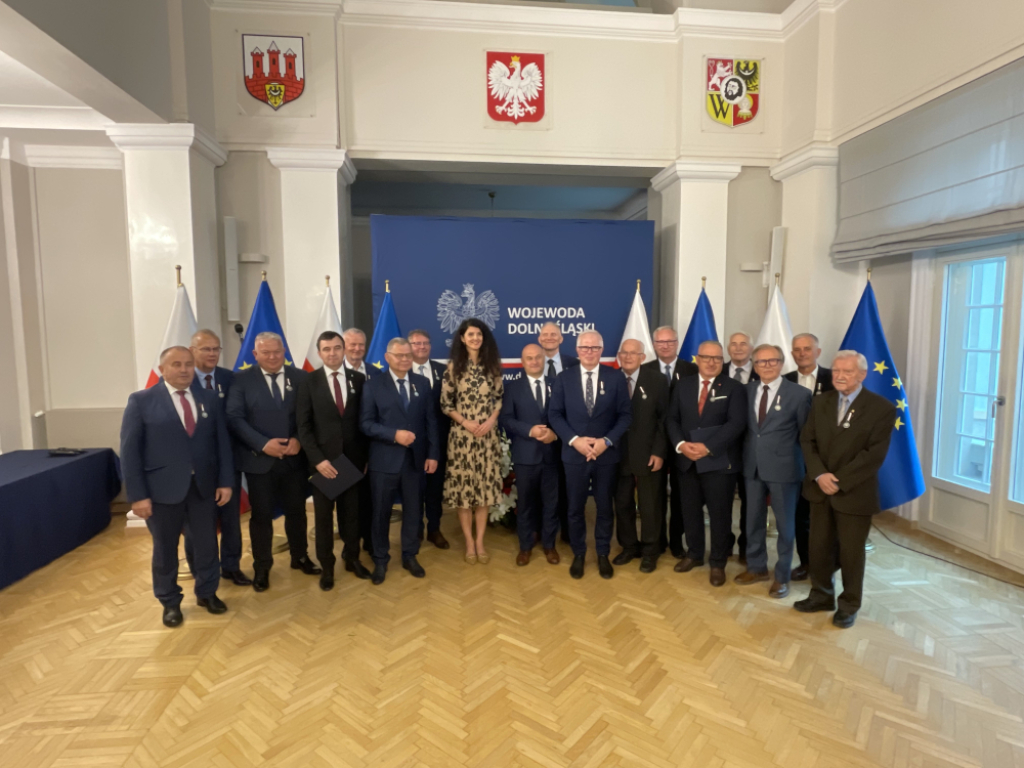 Dolnośląscy samorządowcy uhonorowani za zasługi dla samorządu - Wojewoda Anna Żabska wręczyła odznaki dolnośląskim samorządowcom za zasługi dla samorządu/ fot. Dawid Dettlaff