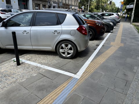 Drogowy absurd we Wrocławiu. Na ul. Górnickiego samochody parkują na ścieżce dla niewidomych - 0