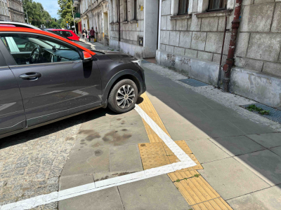 Drogowy absurd we Wrocławiu. Na ul. G&oacute;rnickiego samochody parkują na ścieżce dla niewidomych