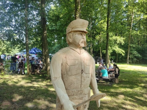 Drewniany policjant będzie strzegł wsi przed piratami drogowymi. Głuchowice nie mogą doczekać się prawdziwego posterunku - 2