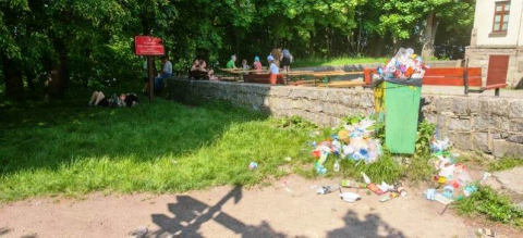 Góra Ślęża, góra śmieci. Dlaczego hałdy odpadów wysypują się z pojemników i zalegają na szczycie? - 0