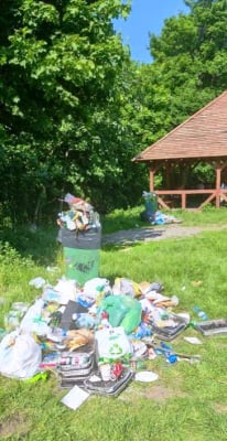 Góra Ślęża, góra śmieci. Dlaczego hałdy odpadów wysypują się z pojemników i zalegają na szczycie? - 2
