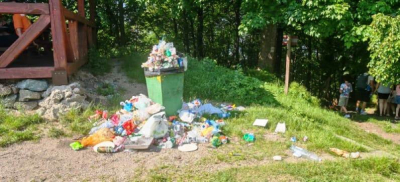 G&oacute;ra Ślęża, g&oacute;ra śmieci. Dlaczego hałdy odpad&oacute;w wysypują się z pojemnik&oacute;w i zalegają na szczycie?