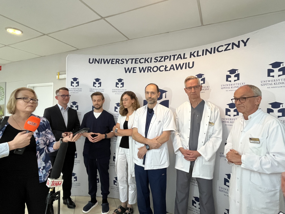 "Zabieg, który zmienił życie". Lekarze z Wrocławia wszczepili zastawkę na bijącym sercu, bez otwierania klatki piersiowej - Lekarze z Wrocławia dokonali pierwszego zabiegu przezcewnikowego wszczepienia zastawki mitrialnej na bijącym sercu. Fot: Beata Makowska/ Radio Wrocław