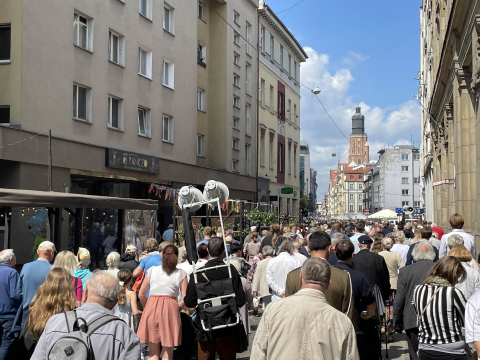 Święto Bożego Ciała we Wrocławiu. Wierni przyjechali nie tylko z całej Polski. "Moja bratanica, przyleciała ze Stanów" - 0