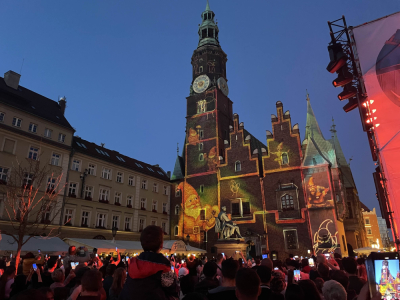Wrocławski rynek rozświetlony przez wyjątkowy pokaz! "Miasto zaklęte w czasie" przyciąga tłumy