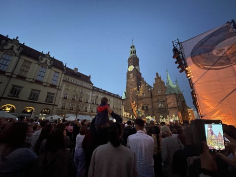 Wrocławski rynek rozświetlony przez wyjątkowy pokaz! "Miasto zaklęte w czasie" przyciąga tłumy - 0