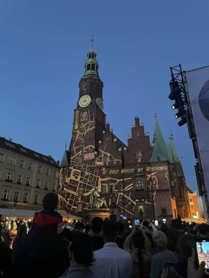 Wrocławski rynek rozświetlony przez wyjątkowy pokaz! "Miasto zaklęte w czasie" przyciąga tłumy - 1