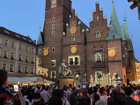 Wrocławski rynek rozświetlony przez wyjątkowy pokaz! "Miasto zaklęte w czasie" przyciąga tłumy - 2