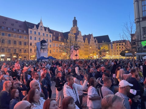 Wrocławski rynek rozświetlony przez wyjątkowy pokaz! "Miasto zaklęte w czasie" przyciąga tłumy - 3