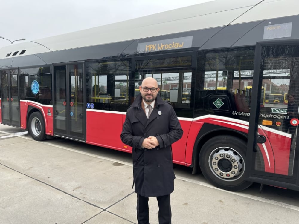 Nowy autobus wodorowy wyjedzie na ulice Wrocławia. Jakie linie obsłuży? - Prezes Zarządu MPK we Wrocławiu Witold Woźny prezentuje nowy autobus o napędzie wodorowym. Fot: Piotr Osowicz/ Radio Wrocław