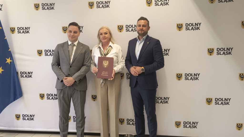 Są pieniądze na ważne remonty dróg w regionie. W planach wiadukt w Jaworze i trasa między Chełmem a Budziszowem Wielkim - Samorząd Województwa podpisał umowę na wykonanie dwóch ważnych inwestycji. Fot. Piotr Kaźmierczak