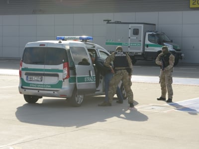 Akcja służb w samolotach na wrocławskim lotnisku. Pasażerowie opuścili pokład w kajdankach