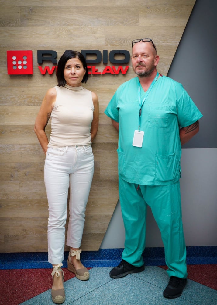 Chwalimy swoje: Dr Jacek Słysz, lekarz, który był na sześciu misjach wojennych - Katarzyna Górna-Drzewosz i dr Jacek Słysz w studiu Radia Wrocław. Fot: Radio Wrocław
