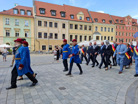 Święto Wrocławia. Pochód radnych Rady Miejskiej Wrocławia i uroczysta sesja [ZDJĘCIA] - 11