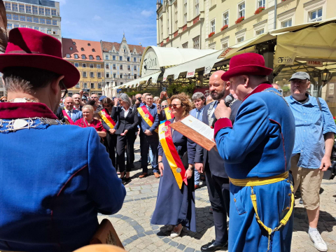 Święto Wrocławia. Pochód radnych Rady Miejskiej Wrocławia i uroczysta sesja [ZDJĘCIA] - 6
