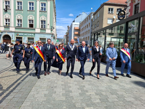 Święto Wrocławia. Pochód radnych Rady Miejskiej Wrocławia i uroczysta sesja [ZDJĘCIA] - 7