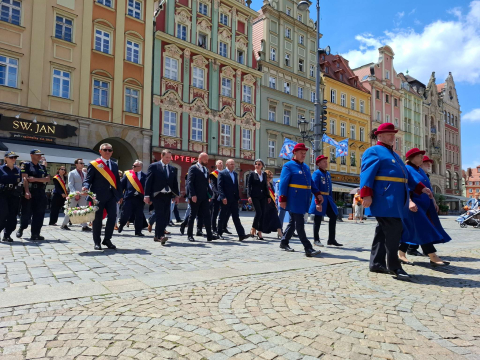 Święto Wrocławia. Pochód radnych Rady Miejskiej Wrocławia i uroczysta sesja [ZDJĘCIA] - 8