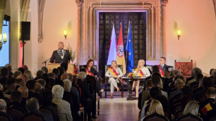 Święto Wrocławia. Poch&oacute;d radnych Rady Miejskiej Wrocławia i uroczysta sesja [ZDJĘCIA]