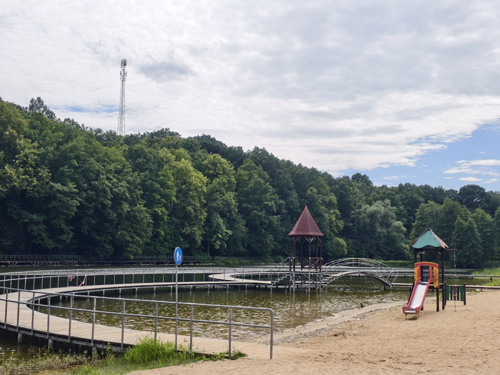 Basen wciąż w planach, a zalew jeszcze niedostępny dla mieszkańców. Magistrat zapewnia, że to chwilowe – Złotoryjski zalew wkrótce ma byc dostępny dla mieszkańców, fot. Karolina Bieniek