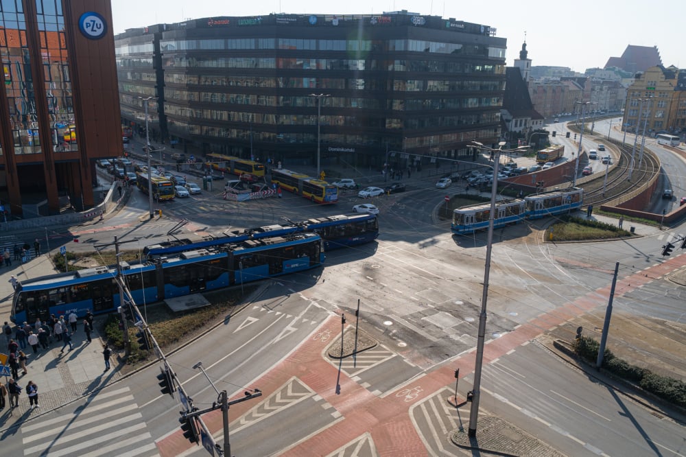 Utrudnienia dla pasażerów MPK w wakacje. Gaj i Tarnogaj przez miesiąc z komunikacją zastępczą, w centrum objazdy - Część linii kursujących przez pl. Dominikański będzie jeździć objazdem, fot. Radio Wrocław