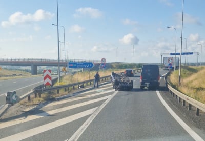 Samoch&oacute;d dachował pod Legnicą. Groźne zdarzenie przy wjeździe na autostradę A4