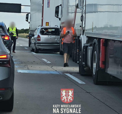 Dwie ciężar&oacute;wki i osob&oacute;wka zderzyły się na autostradzie A4. Długi korek w stronę Wrocławia
