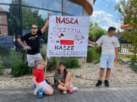 „Tu jest Polska!”, „Stop masowej imigracji!”. Protest na moście granicznym w Zgorzelcu - 2