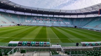 Para kochank&oacute;w z wrocławskiego stadionu zidentyfikowana. Sprawa zostanie zgłoszona na policję. Co im grozi?