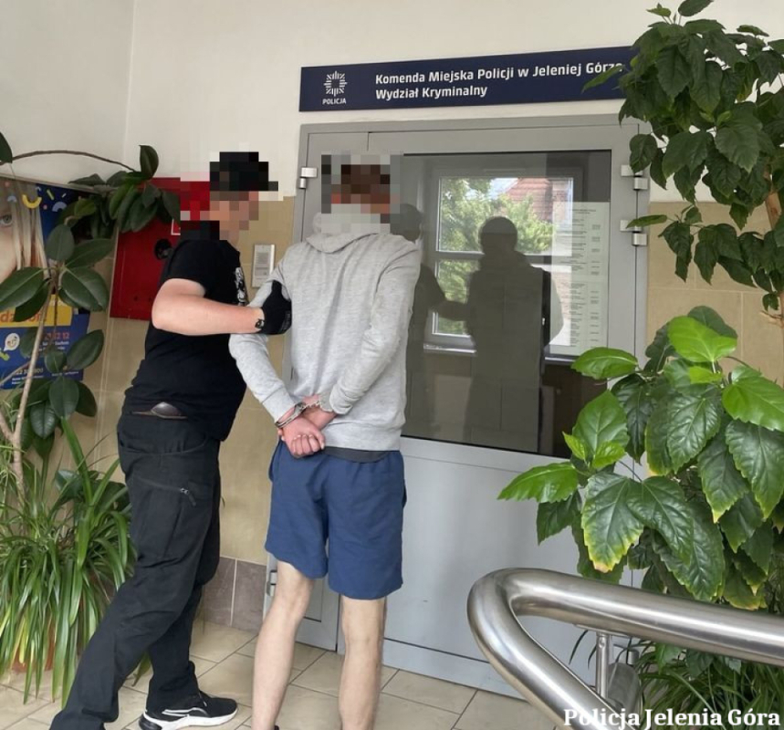 Ukradł sprzęt ratujący życie. Policjanci złapali złodzieja, ale defibrylatora nie udało się odzyskać - Mężczyźnie za kradzież grozi nawet 5 lat więzienia. Fot. Policja w Jeleniej Górze