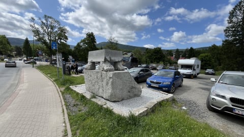 Z podwórka do Muzeum Sztuki Nowoczesnej? Kontrowersyjne rzeźby ze Szklarskiej Poręby szukają nowego miejsca - 1