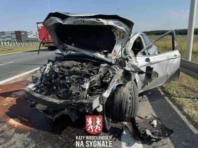 Poważny wypadek na AOW. Dwie osoby w szpitalu po zderzeniu [ZDJĘCIA]